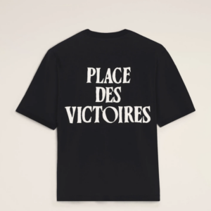 T-shirt AMI Place des Victoires noir, vue de dos avec l'inscription PLACE DES VICTOIRES
