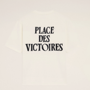T-shirt AMI Place des Victoires blanc cassé, vue de dos avec l'inscription PLACE DES VICTOIRES noire