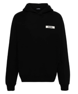 Pull à capuche Jacquemus noir, vue de face avec l'étiquette blanche JACQUEMUS sur la poitrine