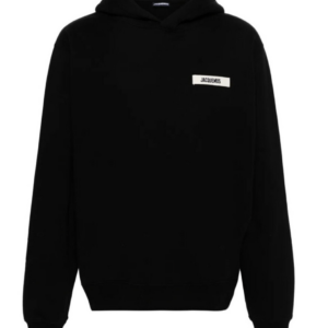 Pull à capuche Jacquemus noir, vue de face avec l'étiquette blanche JACQUEMUS sur la poitrine